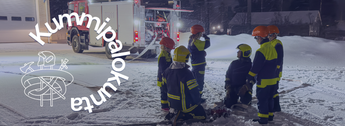 Kummipalokunta Korkeakosken VPK nuoret ja kouluttaja harjoittelevat ulkona